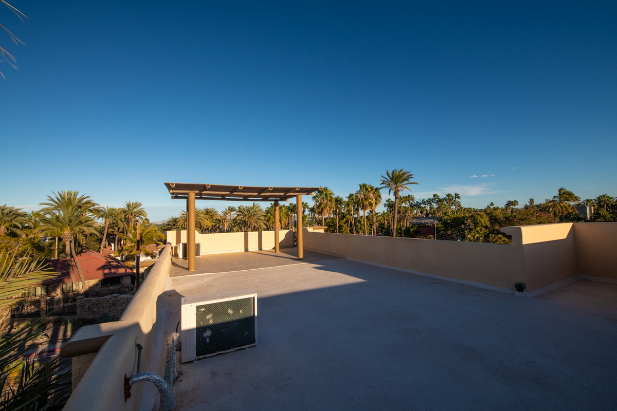 Fabulous One Level Home with Large Garage, Dipping Pool, Outdoor Kitchen and Bar Plus Guest House!