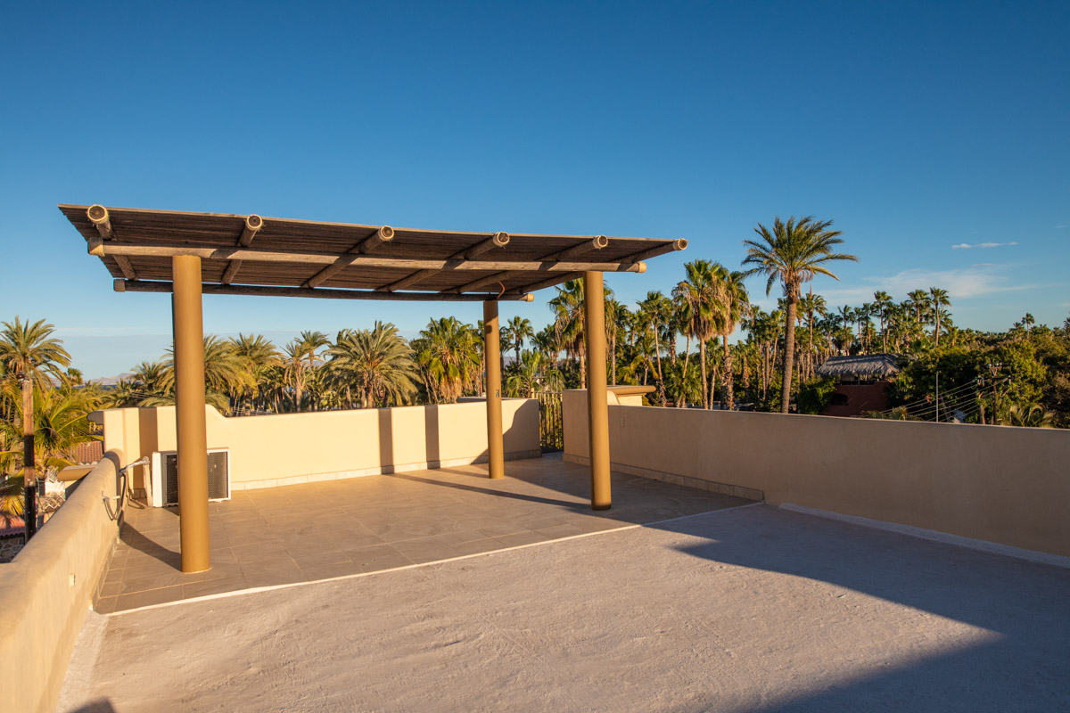 Fabulous One Level Home with Large Garage, Dipping Pool, Outdoor Kitchen and Bar Plus Guest House!