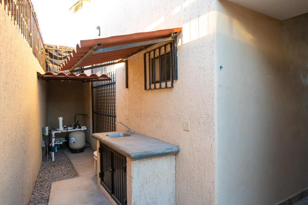 Fabulous One Level Home with Large Garage, Dipping Pool, Outdoor Kitchen and Bar Plus Guest House!
