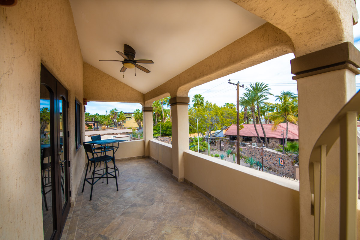 Fabulous One Level Home with Large Garage, Dipping Pool, Outdoor Kitchen and Bar Plus Guest House!