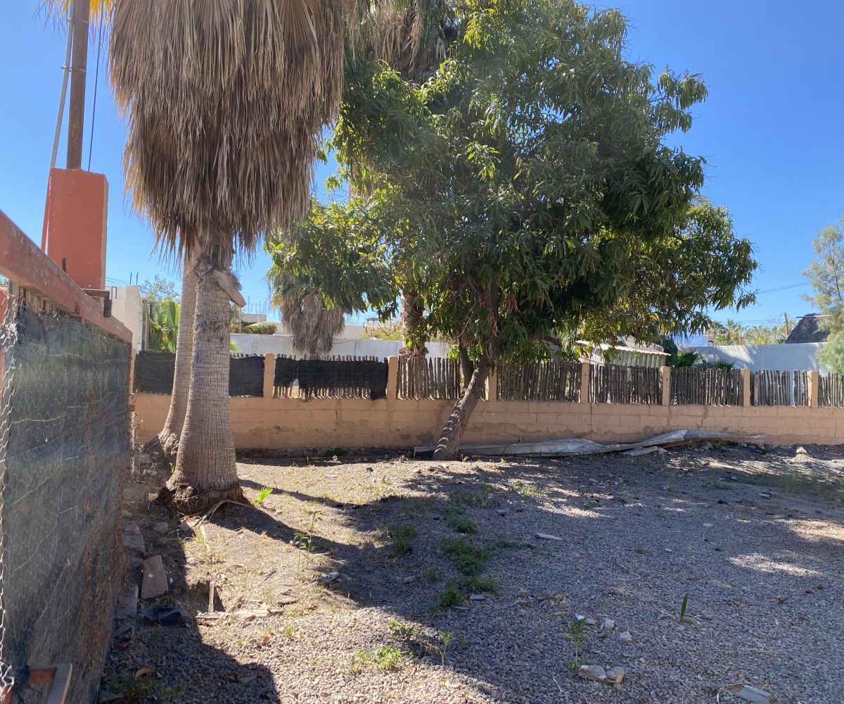 Lot ready to build located two blocks from the Sea !