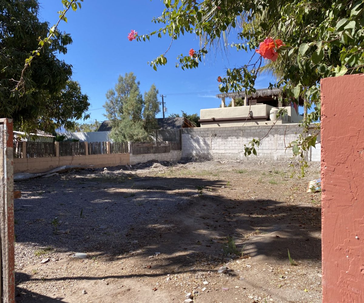 Lot ready to build located two blocks from the Sea !