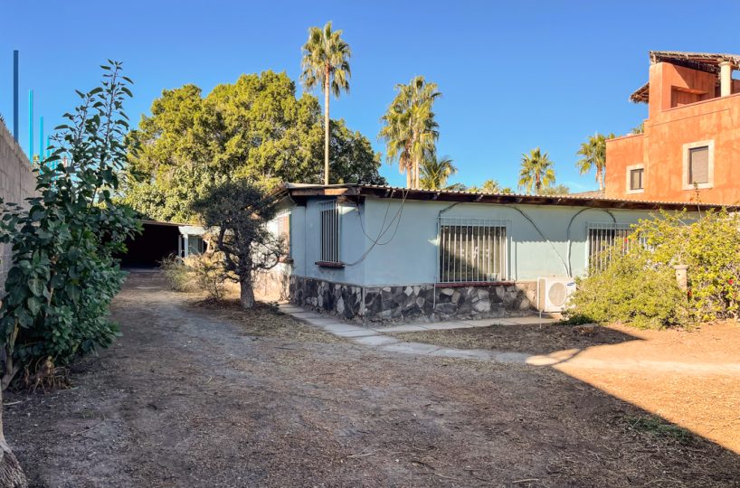 Large residential lot one block from the beach with a studio: Casa and carport in the back