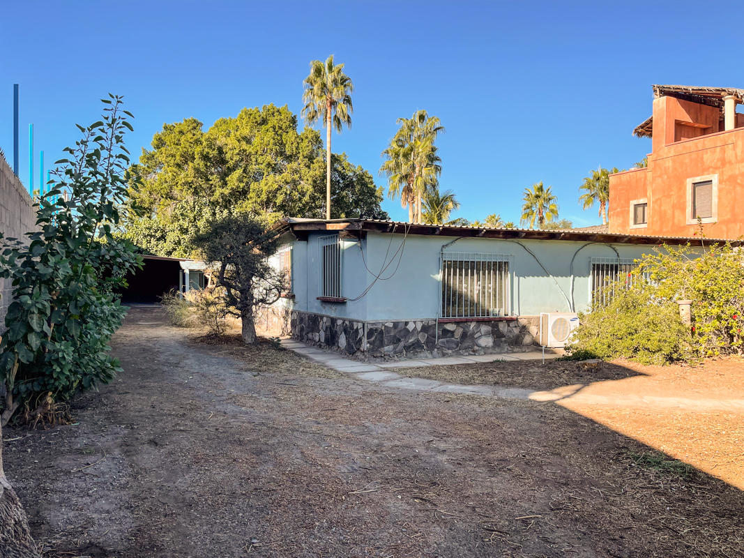 Large residential lot one block from the beach with a studio: Casa and carport in the back