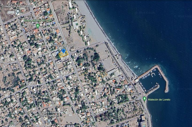 Large residential lot one block from the beach with a studio: map