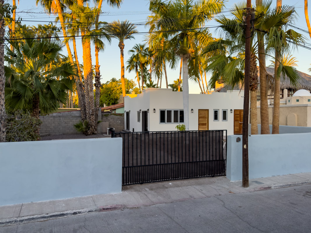 Casa Davis gate closed