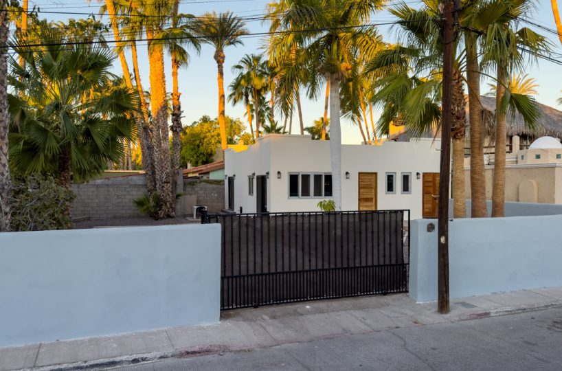 Casa Davis gate closed