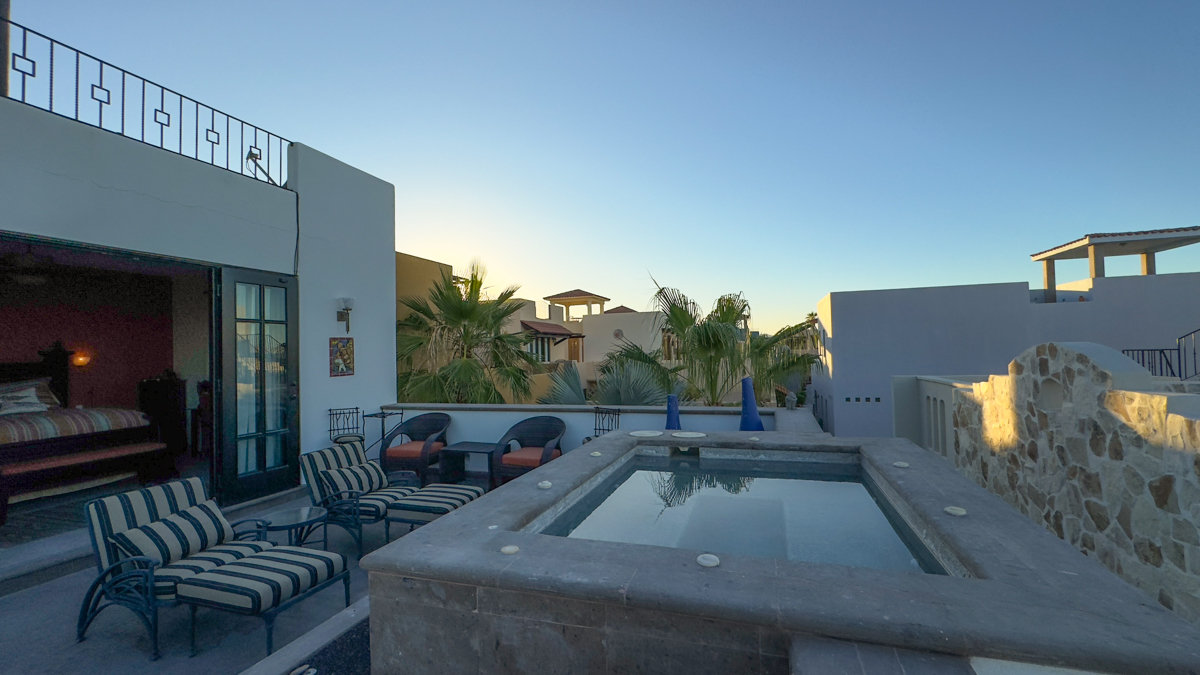 AV255 second level bed and terrace with pool