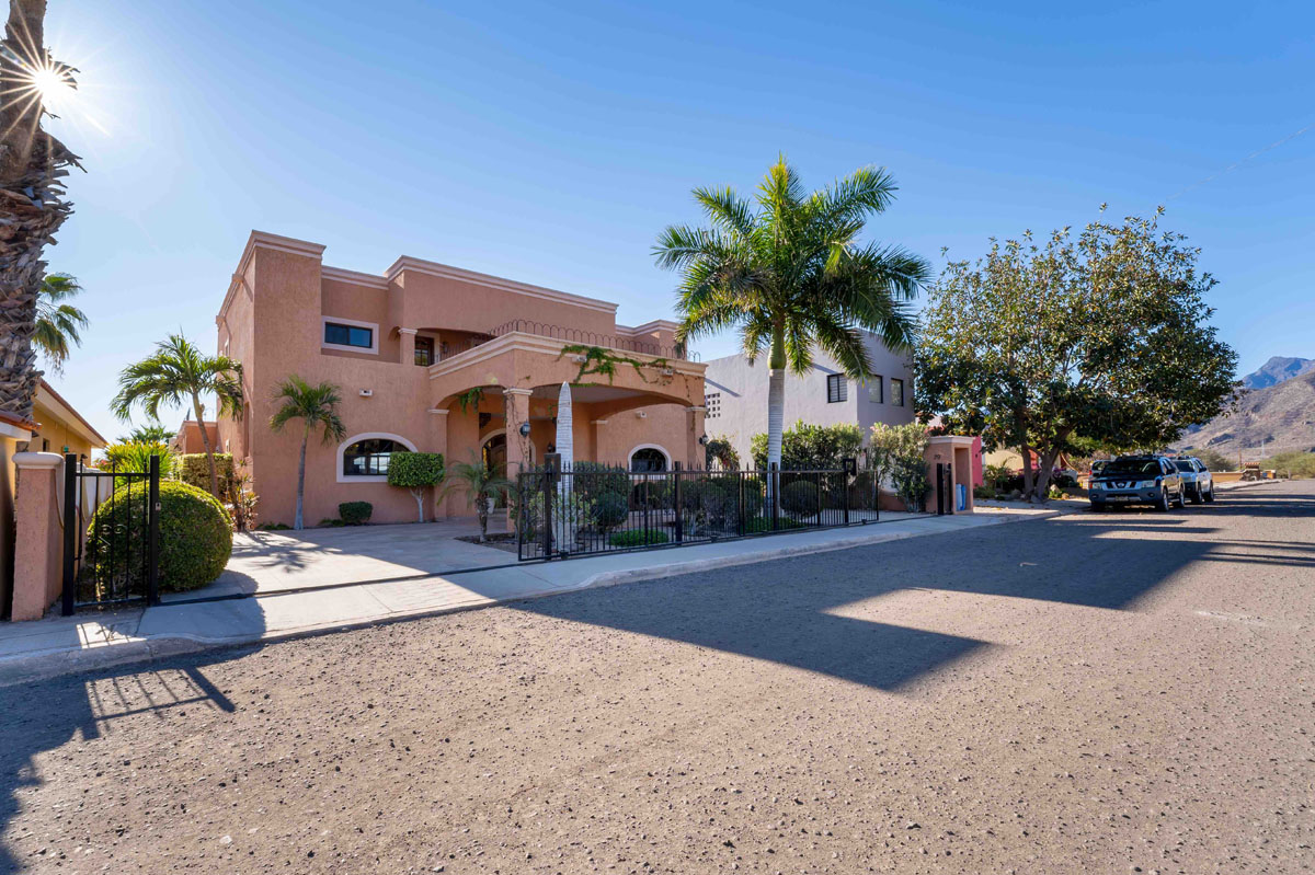 Casa Familia front view Nopolo Loreto
