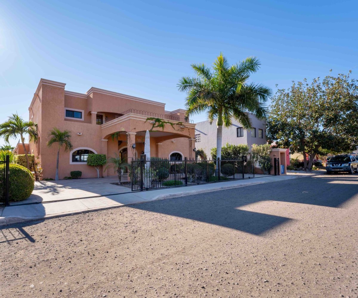 Casa Familia front view Nopolo Loreto