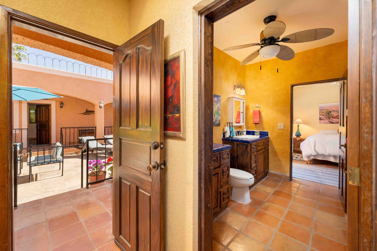 Casa Familia jack and jill bath