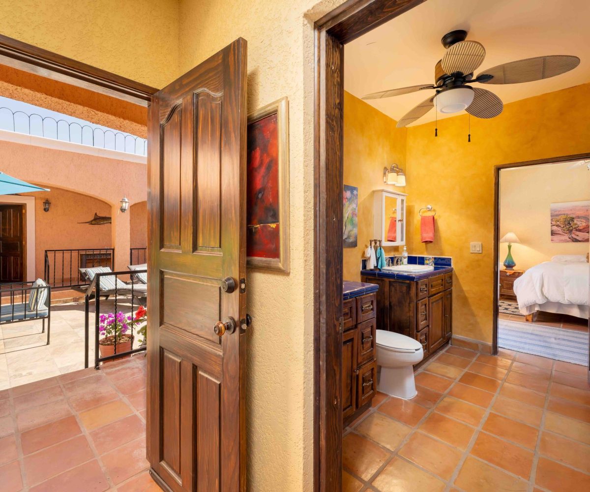 Casa Familia jack and jill bath