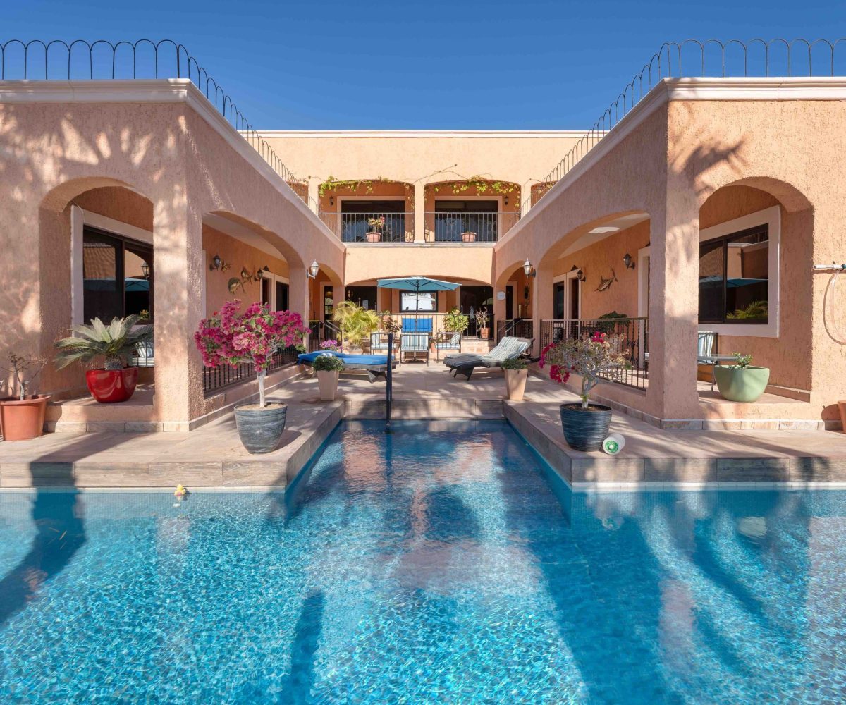 Casa Familia poolcourtyard