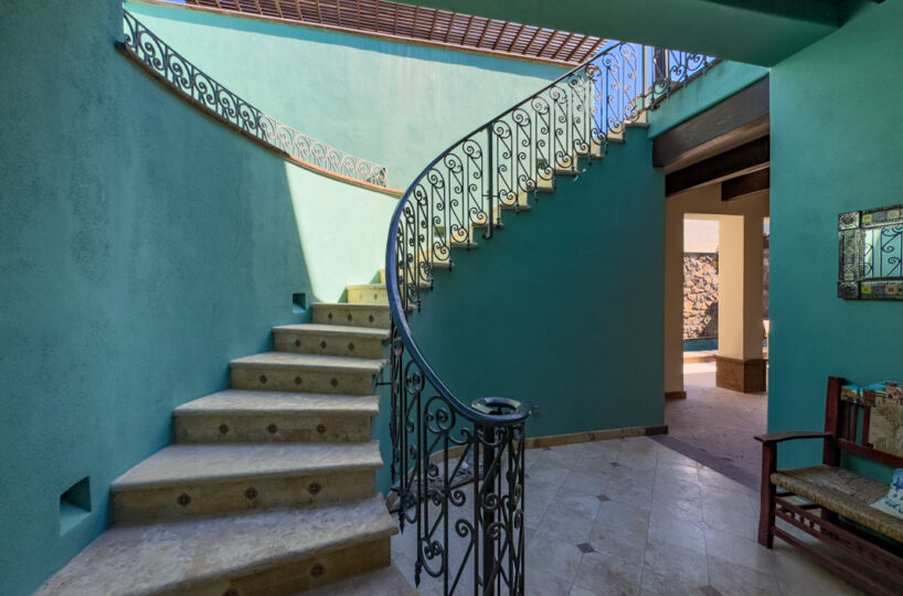 Entrance and staircase 818x540 Entrance and staircase 818x540