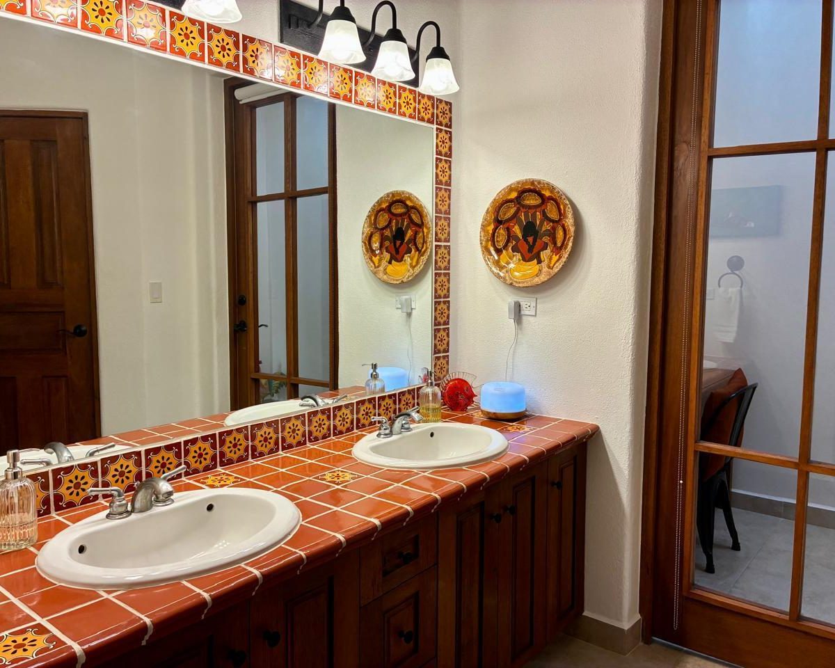 AV162 downstairs ensuite bath