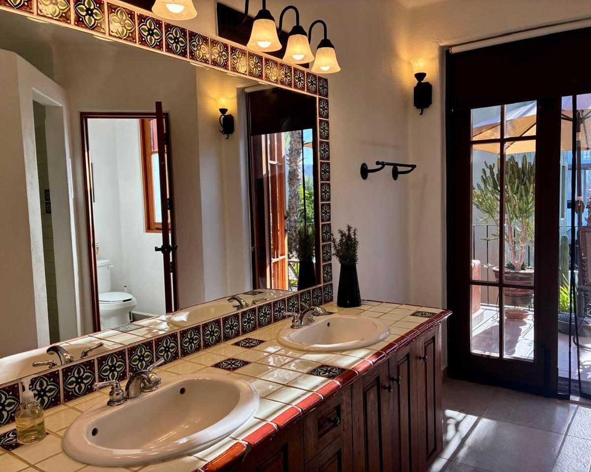 AV162 second level ensuite bath