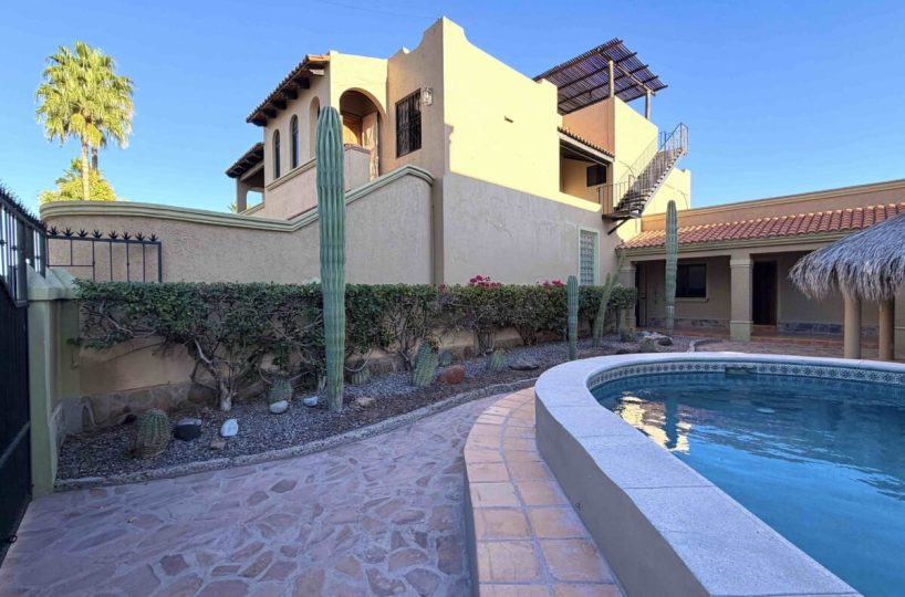 Historic Loreto Home on Rosenda Robles 4BR 5BA Mision Loreto Properties. Call Today! Mexican Cell 044 613 116 6827 ~ USA cell 530-786-4395