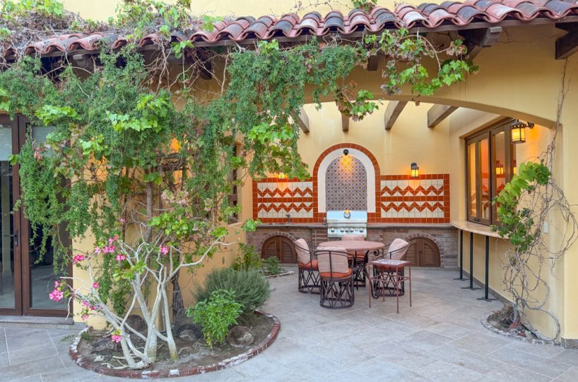 Casa Mariposa outdoor dining